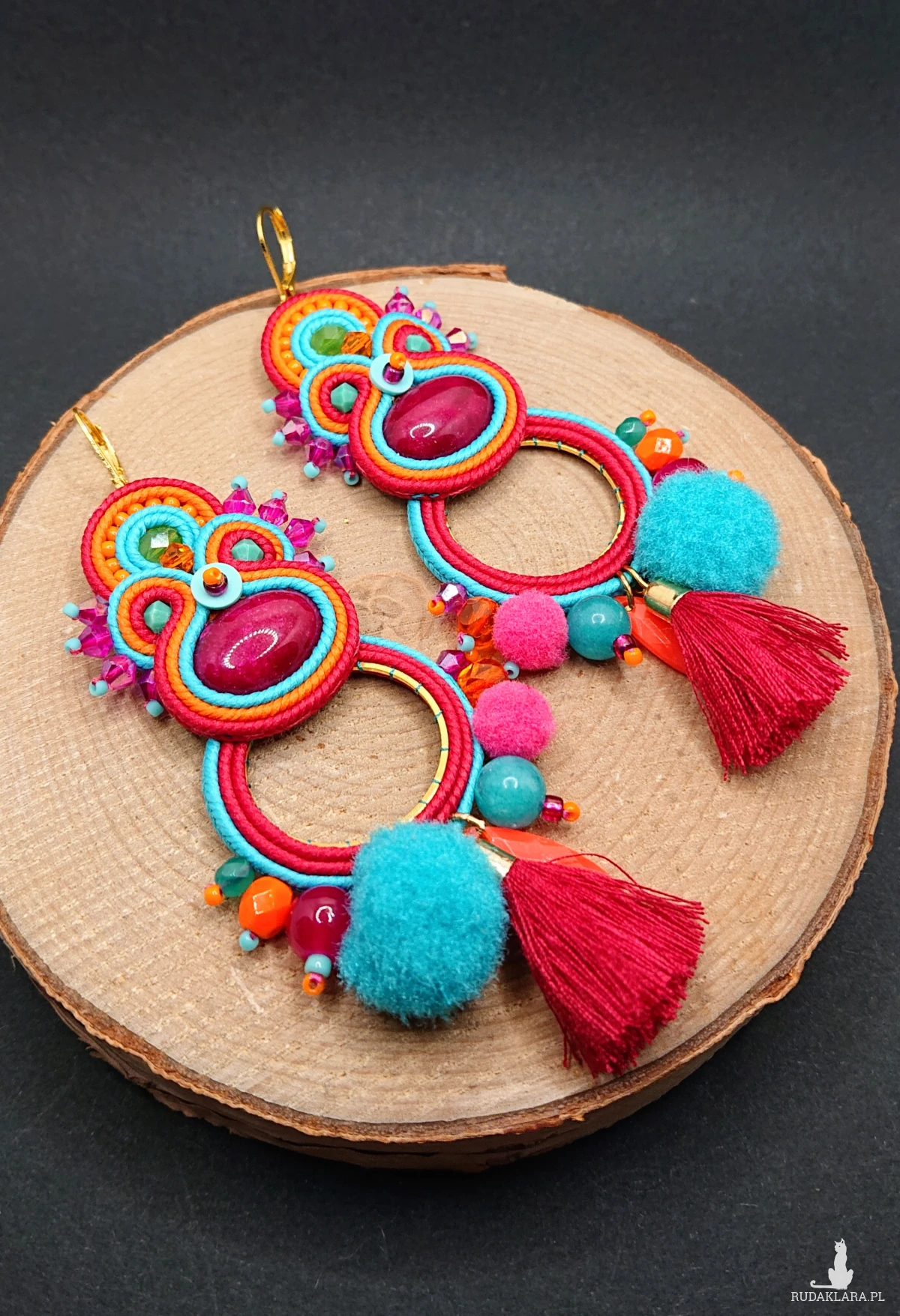 DŁUGIE KOLOROWE KOLCZYKI SUTASZ Z POMPONAMI